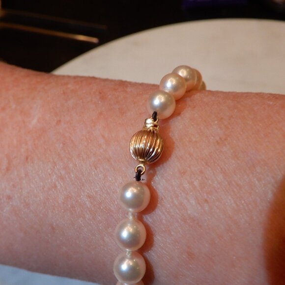 Akoya Salt Water Pearl Bracelet with 14K Yellow Gold Closure - Picture 6 of 7